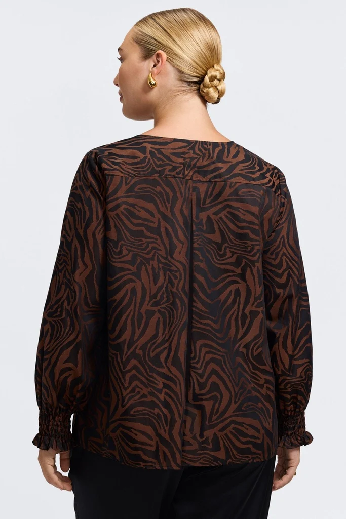 Alicia Plus Zebra Jacquard Long Sleeve Popover Shirt - Image 11