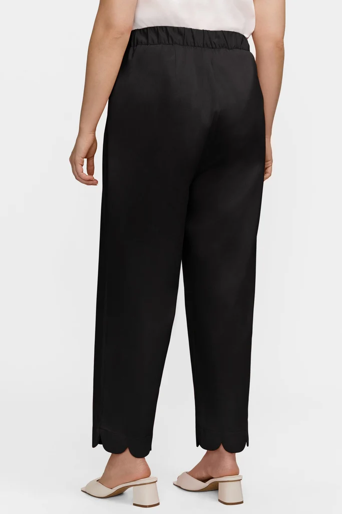 Elaine Plus Solid Stretch Matte Sateen Scallop Hem Capri - Image 10