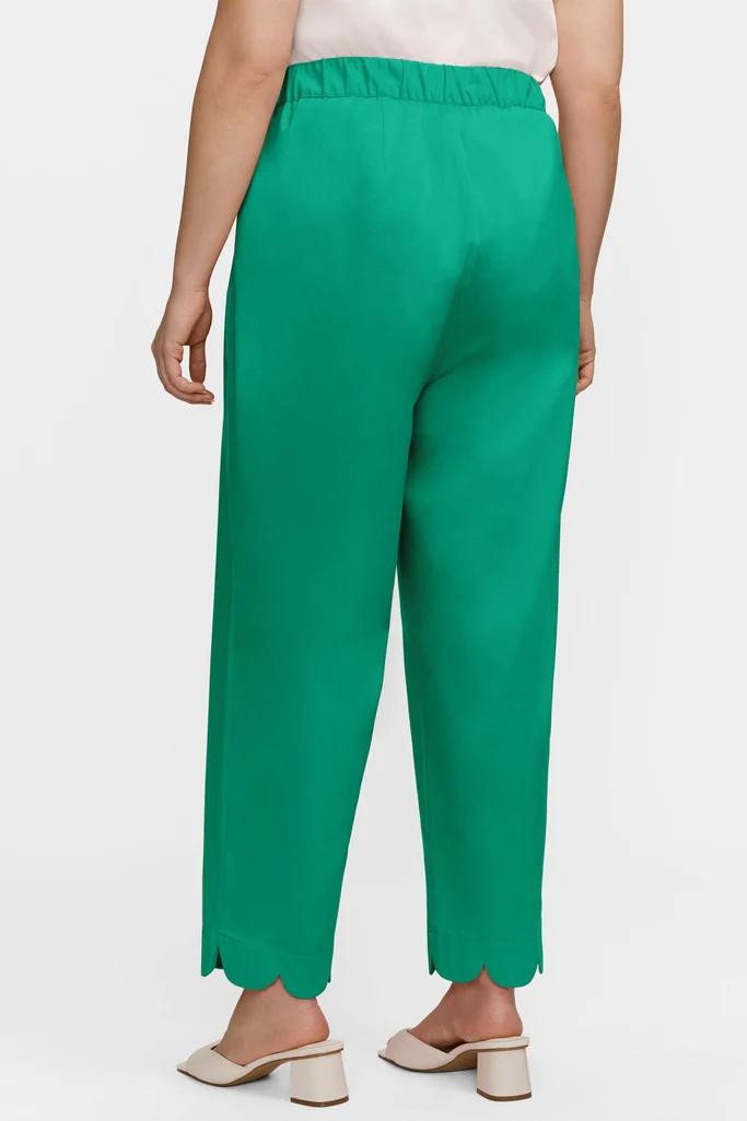 Elaine Plus Solid Stretch Matte Sateen Scallop Hem Capri - Image 6